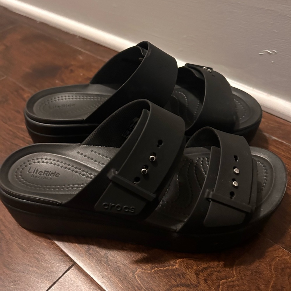 Crocs Women's Brooklyn Buckle Low Wedge, Platform Sandals
